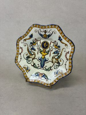 une petite assiette décorée, posée sur une table