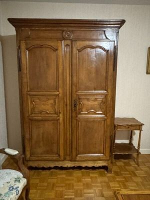 Une armoire en noyer mouluré et sculpté ouvrant par deux van…