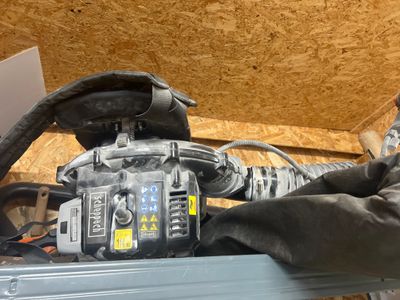 un homme qui tient une télécommande à la main