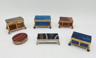 six bijoux empilés les uns sur les autres sur une surface blanche
