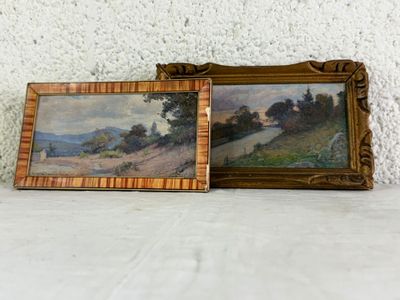 un tableau représentant un paysage et un tableau représentant un paysage posé sur une table