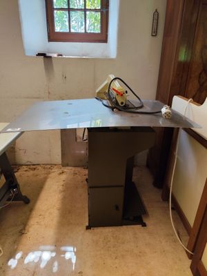 l'image d'une pièce avec une table et une fenêtre