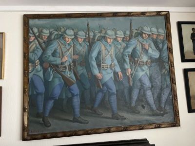 un tableau représentant un groupe de soldats accroché au mur