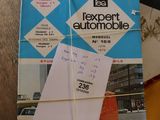 un livre posé sur une table