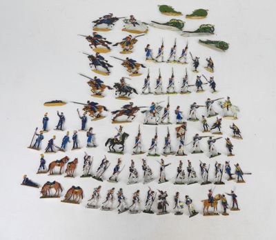 un grand nombre de figurines sur une table