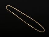 un collier en or avec une chaîne sur fond noir