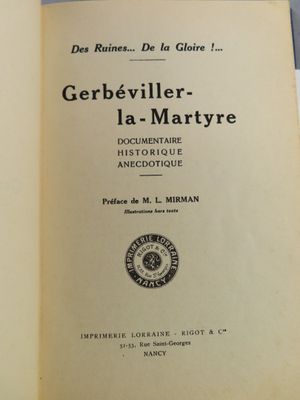 un livre ouvert sur lequel figure l'image en noir et blanc d'un phoque