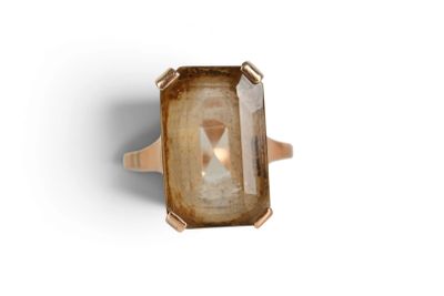 une image d'une bague sertie d'une grosse pierre