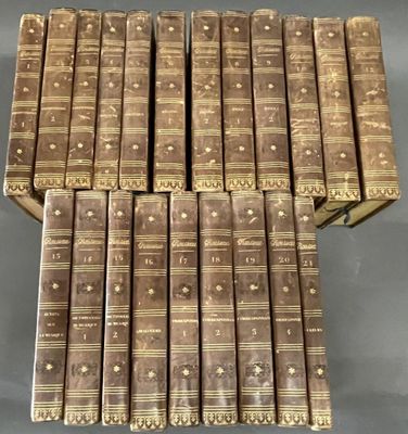 six livres anciens empilés les uns sur les autres sur une table