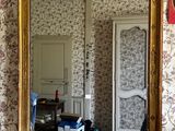 un miroir posé sur une table devant un miroir