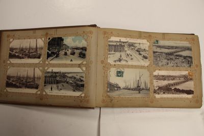 un vieux livre sur lequel figurent des images d'une ville