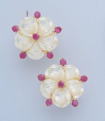 paire de boucles d'oreilles en forme de fleur, en nacre et rubis
