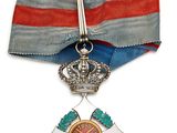 une image représentant une médaille ornée d'une croix et d'un ruban