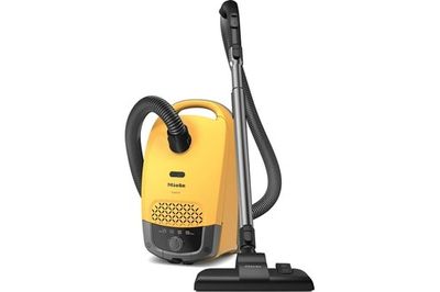 un aspirateur jaune avec une poignée noire sur fond blanc