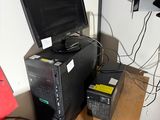un bureau sur lequel se trouvent un ordinateur et d'autres appareils électroniques