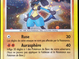 une photo d'une carte Pokémon représentant un Pokémon bleu et jaune