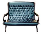 un fauteuil en cuir bleu posé sur une surface blanche