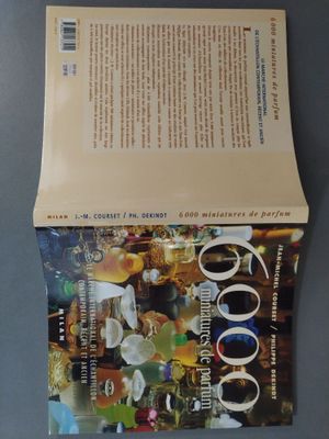 un livre ouvert posé sur une table à côté d'une tasse de café