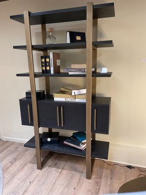 1 vitrine « Cambon. 116 x 42 x 200 cm.