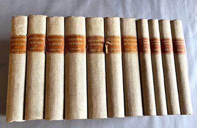 six vieux livres empilés les uns sur les autres sur une table