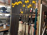de nombreux skis et bâtons de ski empilés dans une pièce
