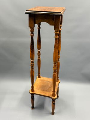 une petite table en bois surmontée d'une étagère