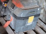une boîte posée sur une palette dans un garage