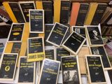 un grand nombre de livres posés sur une table