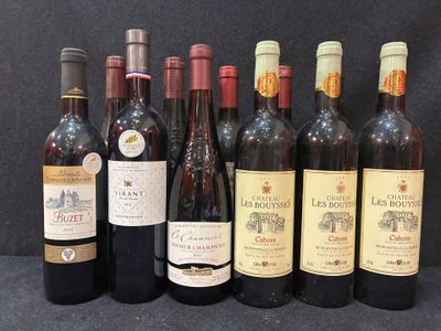 plusieurs bouteilles de vin sont alignées sur une table