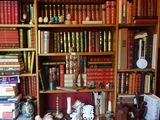 une chaise rouge devant une bibliothèque remplie de livres