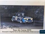 une photo d'une photo d'une voiture de rallye accrochée au mur