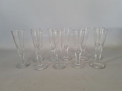 six verres à vin vides alignés sur une table