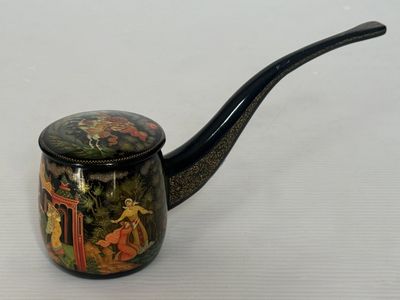 un tuyau noir orné d'une peinture, posé sur une table