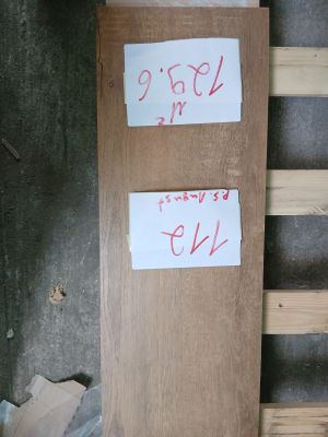 deux morceaux de bois posés par terre