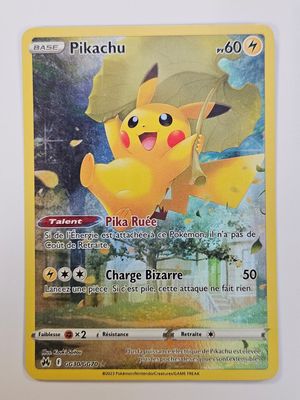 gros plan d'une carte pokemon sur une surface blanche