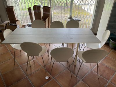 table à manger en mauvais état (80x200) avec 8 chaises bla… - Photo 1