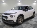 la citrole blanche est garee sur un carrelage en damier