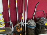 une pièce où il y a beaucoup d'outils, dont certains sont par terre