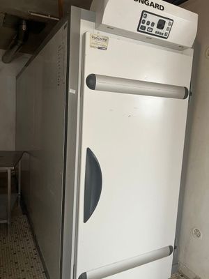 une photo d'un réfrigérateur blanc dans une cuisine