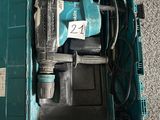 une boîte bleue contenant une perceuse et un cordon
