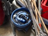 un tas d'outils posés par terre dans un garage