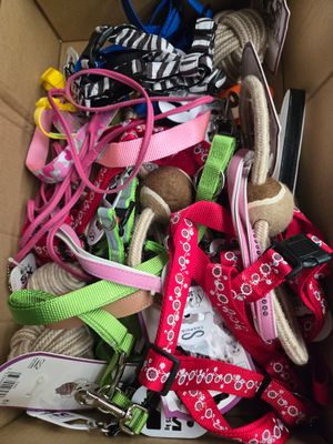 une boîte en carton remplie d'une multitude d'objets de toutes sortes