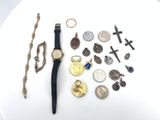 une table blanche sur laquelle sont disposés divers objets