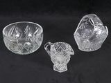 trois verres posés sur une table noire