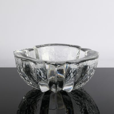 un bol en verre posé sur une table