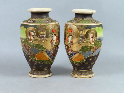 paire de vases asiatiques ornés de représentations de femmes et d'hommes