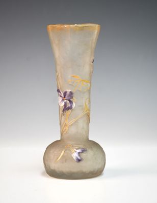 vase en verre violet et blanc, orné de fleurs violettes sur fond blanc