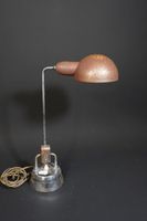 Pied de lampe articulé en métal chromé.