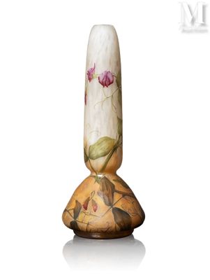 un vase orné de fleurs sur fond blanc