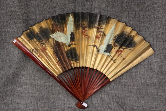 Éventail en acajou à décor Chine. H 76 cm